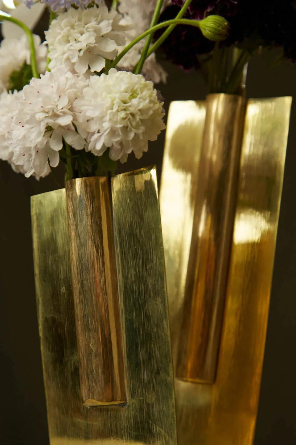 Vasos em latão com hortênsias brancas