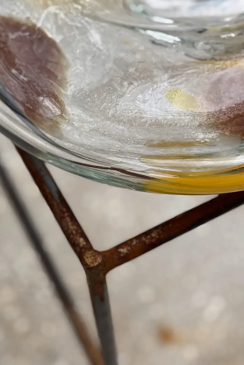 Detalhe do encosto de vidro da Cadeira Vidro