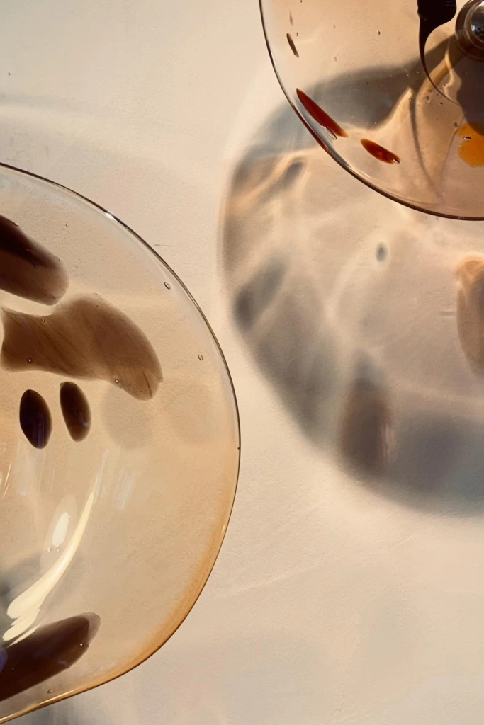 Detalhe de vidro âmbar com sombras projetadas