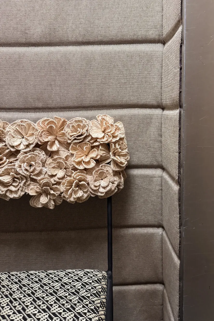 Relevo de flores em cerâmica ao lado de assento estampado